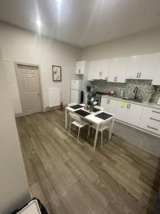 Cost Effective Stay in Core Downtown Queen-King St-Self Checkin & Free Wifi