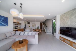 3BR Modern Villa with Pool, 150m walk to paradise