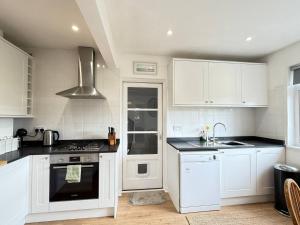 3 Bed Cottage in Central Topsham overlooking the River Exe with Parking