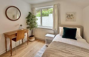 3 Bed Cottage in Central Topsham overlooking the River Exe with Parking