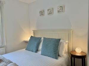 3 Bed Cottage in Central Topsham overlooking the River Exe with Parking