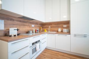 apartino - FREE parking, AC, city view balcony, nespresso, netflix
