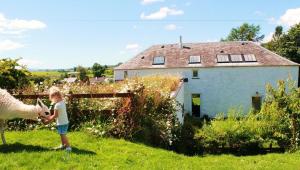 The Coach House at Durhamhill with llamas & games room mini cinema