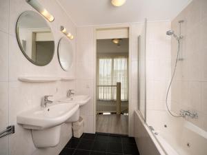 Stylish Villa by the Lake