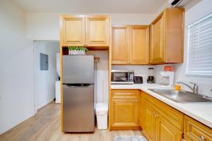 Work and Play! Studio Retreat 2 Mi to Dtwn Riverside