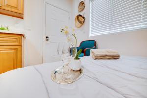 Work and Play! Studio Retreat 2 Mi to Dtwn Riverside