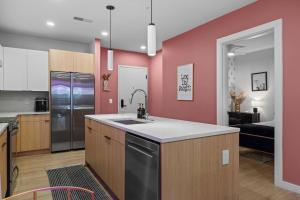 Walk to Broadway & Private Patio - Nashville Suite