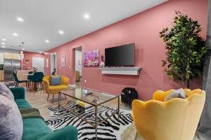 Walk to Broadway & Private Patio - Nashville Suite