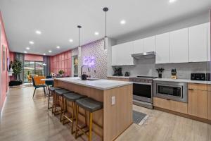 Walk to Broadway & Private Patio - Nashville Suite