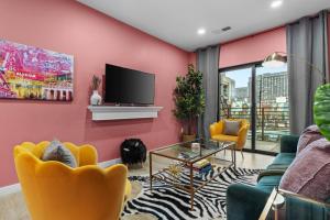 Walk to Broadway & Private Patio - Nashville Suite