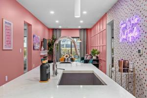 Walk to Broadway & Private Patio - Nashville Suite