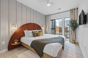 Walk to Broadway & Private Patio - Nashville Suite