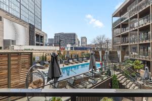 Walk to Broadway & Private Patio - Nashville Suite