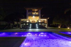 Refúgio de Luxo e Piscina à beira do Passaúna