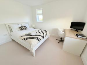 4-Bed Home for Contractors & Relocation - Sleeps 8