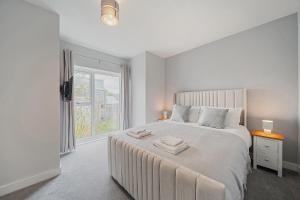 The Roost Group - 2 Bed Riverside Apartments