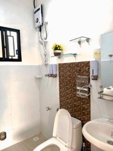 DJS Suites 10Min to SM Mall near Airport, Netflix, Fast Wifi, Hot &Cold Shower