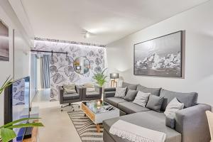 Luxury Apartment w/ private patio chic area