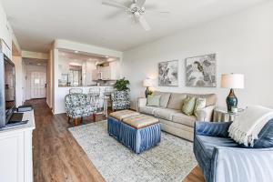 Golf, Swim and Unwind Naples Gem 9 Mi to Beach!