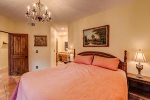 A Spectacular Retreat with Amazing Mountain Views!