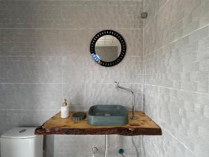 Suite 01 com piscina e acesso à praia da Riviera e Itaguare