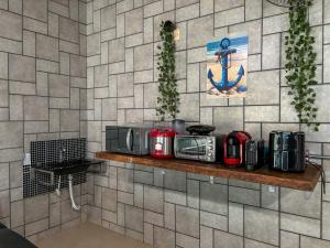 Suite 01 com piscina e acesso à praia da Riviera e Itaguare