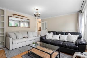 3 Bedrooms and SofaBed with Pool Table, Parking, Garden, WiFi, SmartTV - Pets Allowed