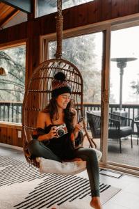 Lightfoot Cabin Mid-Century Perfect Romantic Getaway Hot Tub Sauna
