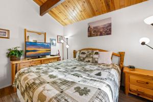 Romantic Getaway - Cozy and beautifully wooded getaway cabin with Hot Tub and a Fenced Yard!