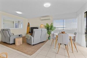 Moffat Beach, Comfy, Ocean Views