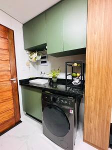 Apartamento Moderno com 2 Suítes a 100m do Mar