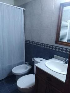 Mar Azul Complejo 5 deptos y 1 casa con servicios a mts del mar en calle 42 esquina mar del plata mar azul