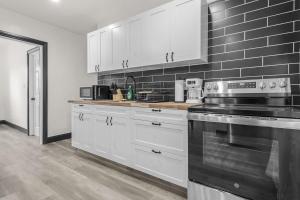 Charming 4BR Niagara Apartment Great Location