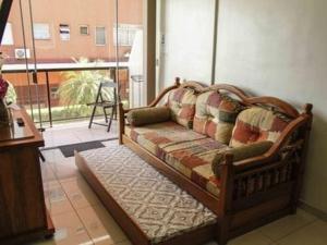 Apartamento novo com ampla sacada e piscinas