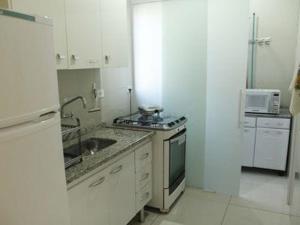 Apartamento novo com ampla sacada e piscinas