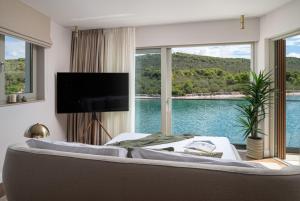Luxury villa Zara, first row to the sea!