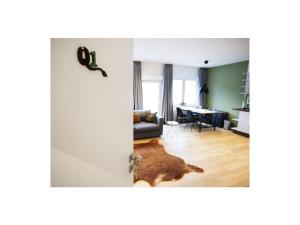 Q-Stall, Apartment 01