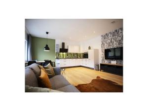 Q-Stall, Apartment 01