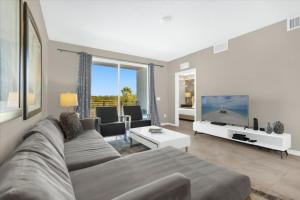 2 Bedrooms 2 Bathrooms Storey Lake 4731-204Ct