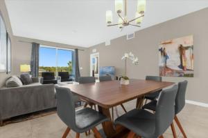 2 Bedrooms 2 Bathrooms Storey Lake 4731-204Ct