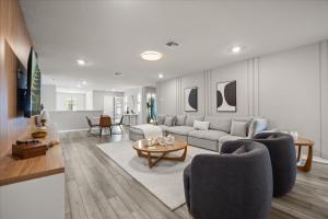 8 Bedrooms 6 Bathrooms Windsor Cay 15910Cc