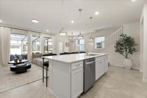 5 Bedrooms 4 Bathrooms Windsor Cay 16202 Cc