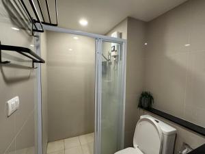 市中心宁曼的套房公寓泳池健身房停车场Downtown swimming pool, gym, and parking lot