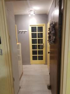 Studio Nimes - Clim - Wifi -Cuisine privatif - parking privé - salle de bain commune- balcon