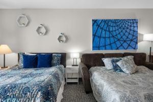 Top Floor Ocean View Suite - Sleeps Six - Pool & Hot Tub Access