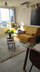 Studio Nimes - Clim - Wifi -Cuisine privatif - parking privé - salle de bain commune- balcon