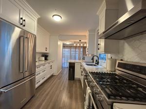 Chic Ossington Escape 3BR w Patio in Downtown