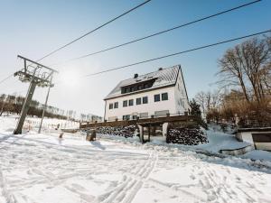 Q-Stall, Apartment 02