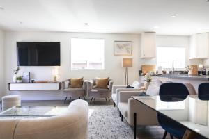 Modern 5-bedroom House FREE parking