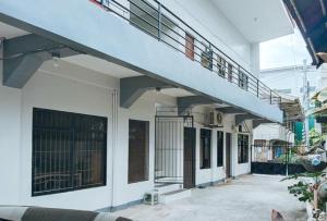 RedDoorz at Aurea Apartelle